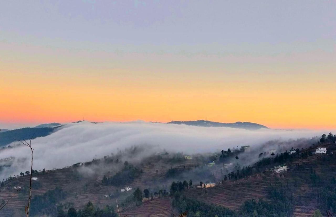 Chirping Orchard, Mukteshwar Panzió Kültér fotó